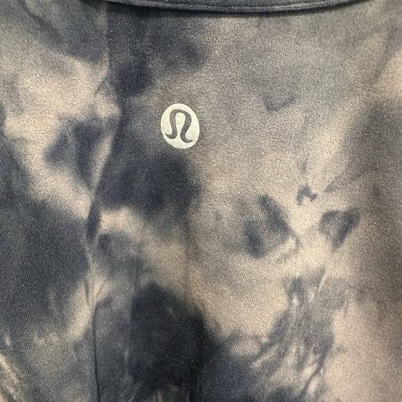 Lululemon crop shirt like new in size 4 it is new without tags - Picture 3 of 4